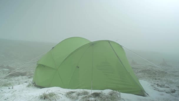 岩石的高山山峰 斯洛瓦基式的塔布拉山的风景 雄性远足者在鸟群飞过后立即从帐篷里往外看 地面上的新雪 — 图库视频影像