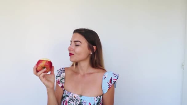 Hermosa Chica Modelo Comiendo Manzana — Vídeos de Stock