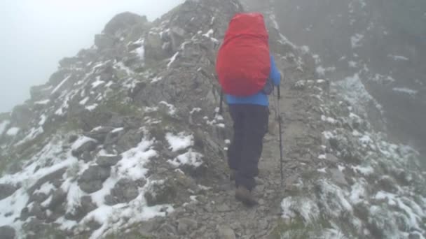 skalnaté alpské štíty, krajina slovenských tatranských hor, steadicam pohybující se následovat výstřel po ženské turistky kráčející po stezce