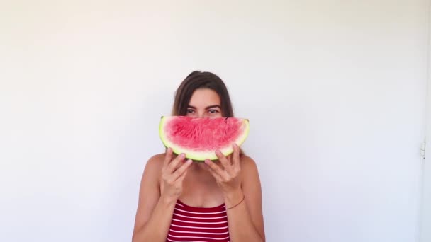 Mooi Meisje Verbergen Achter Watermeloen Vervolgens Lachen Slow Motion — Stockvideo