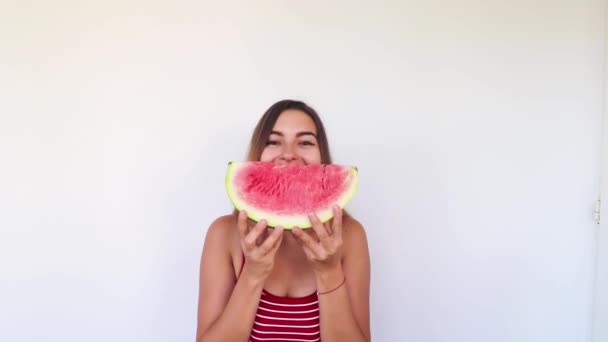 Dívka smích a držení meloun a dávat to zpět k fotoaparátu