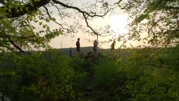 Grupp Människor Bergstopp Vid Solnedgången Vandring Sport — Stockvideo