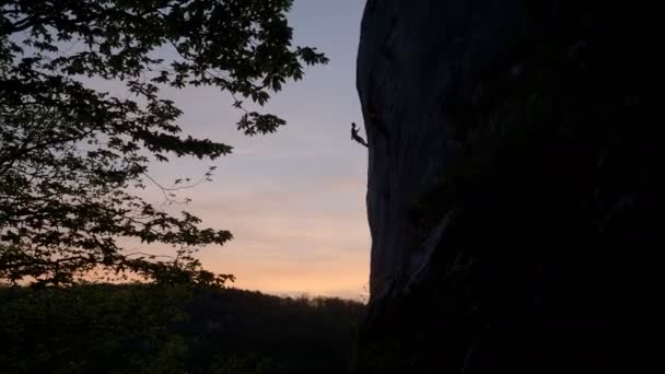 Silhouet Bij Zonsondergang Van Mens Rots Klimmen Klif — Stockvideo