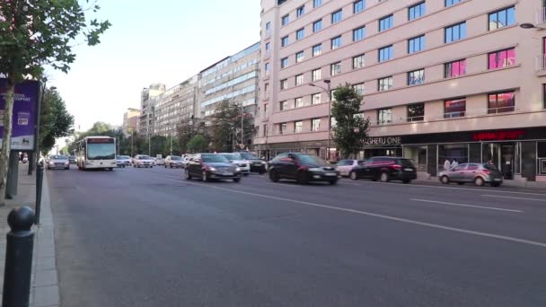 Ocupados Coches Velocidad Autobús Bucarest Boulevard Magheru Cámara Lenta — Vídeos de Stock