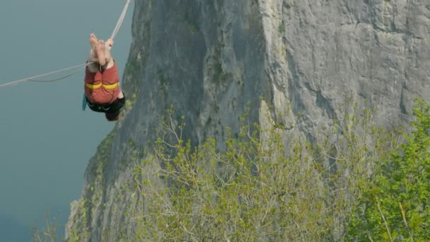 Manlig Idrottsman Hög Linje Slack Line Extrem Sport — Stockvideo