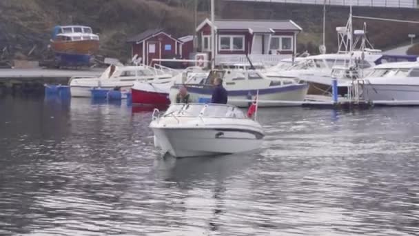 Pequeno Barco Com Dois Homens Adultos Haugesund Noruega — Vídeo de Stock