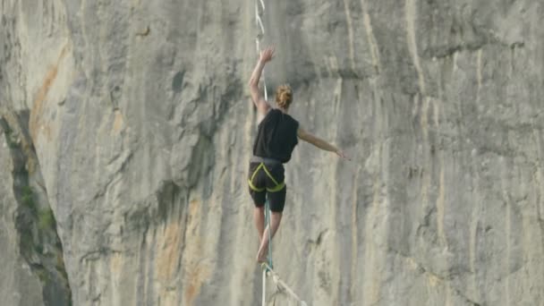 Atlet Pada Garis Tinggi Slack Line Atas Tebing Jerman — Stok Video