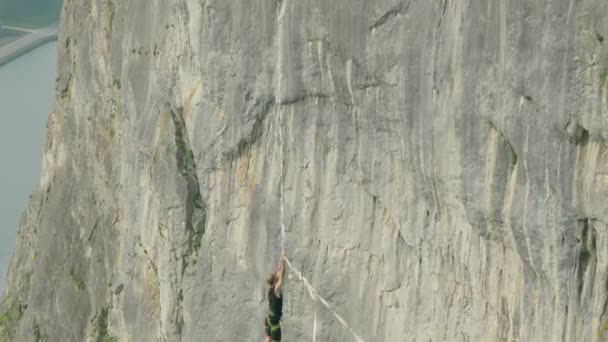 Idrottare Hög Linje Slack Line Extrem Sport Över Klippan — Stockvideo