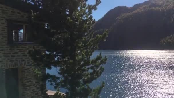 Vista Sobre Lago Marmorera Suiza Otoño Con Pequeño Edificio Piedra — Vídeos de Stock