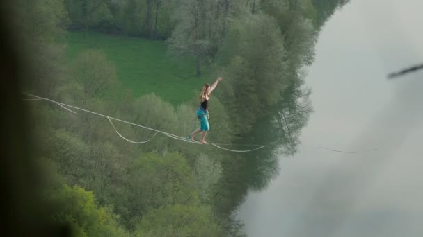 Cinematografische Atleet Hoge Lijn Slack Lijn Rivier Hoge Bergen Van — Stockvideo