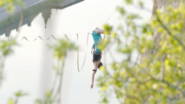 Athlet Hängt Kopfüber Auf Slackline Hochseil Über Klippe Bei Sonnenuntergang — Stockvideo