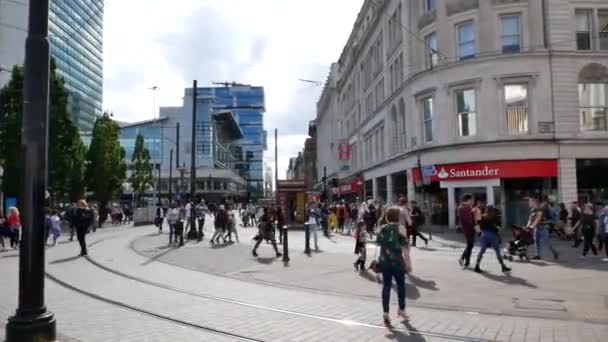 Attraversare Tracce Del Tram Sul Mercato Street Manchester — Video Stock