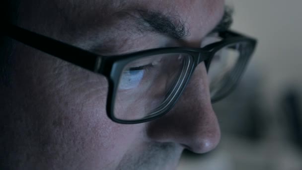 Człowiek Patrzący Ekran Okularach Zbliżenie Odbicie Ekranu Okularach — Wideo stockowe