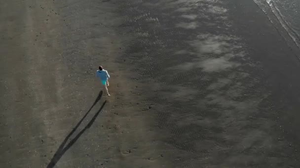 Aerial Top Tracking Shot Young Caucasian Man Running Beach Auckland — Vídeo de Stock