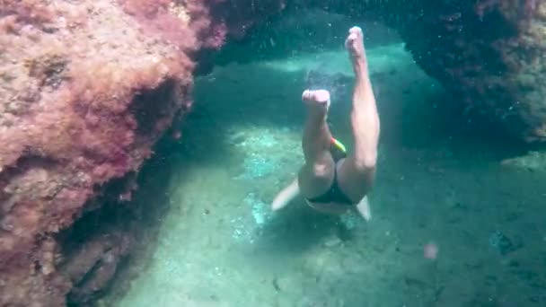 Kvinna Snorkling Och Fridykning Uderwater Grottor Grekland Inspelad Gopro — Stockvideo