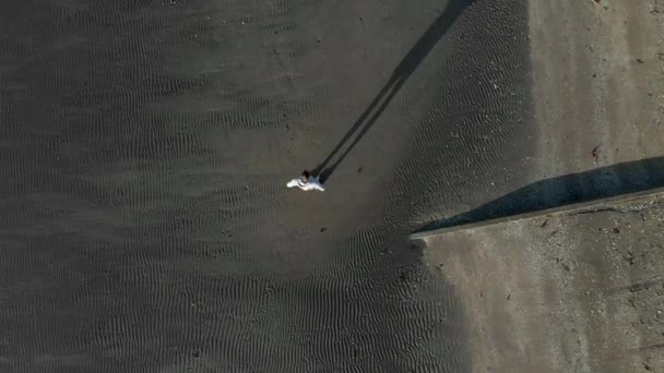 Воздушный Кадр Молодого Человека Бегущего Пляжу Окленде Новая Зеландия — стоковое видео