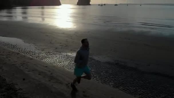 Captura Aérea Seguimiento Joven Silueta Corriendo Una Playa Auckland Nueva — Vídeos de Stock