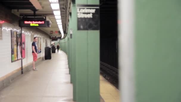 기둥에 지하철 열차를 기다리는 사람들 — 비디오