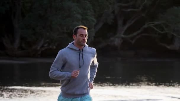 Fotografía Cámara Lenta Del Hombre Caucásico Corriendo Por Playa Auckland — Vídeo de stock