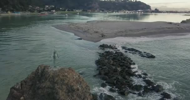 Poi Flygfoto Wairaka Monument Vid Ingången Till Whakatane Hamn — Stockvideo