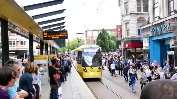 Трамвай Manchester Metrolink Тянется Станции Market Street — стоковое видео