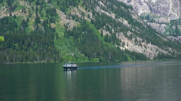 Barco Medio Lago Jenny — Vídeos de Stock