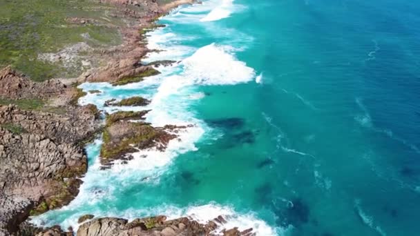 Luftaufnahme Von Blauem Türkisfarbenem Und Weißem Wasser Mit Wellen Die — Stockvideo