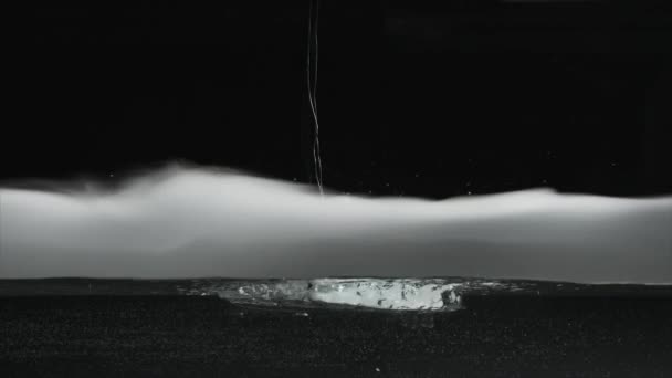 Повільний Рух Сухий Туман Або Пара Плаває Поверхні Води Бульбає — стокове відео