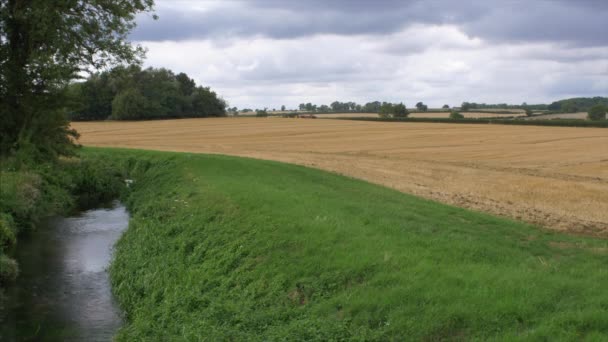 Tractor Verte Werkend Het Land Een Prachtig Veld Met Een — Stockvideo