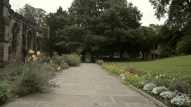 Kyrkan Gångväg Ingång Med Blommor — Stockvideo