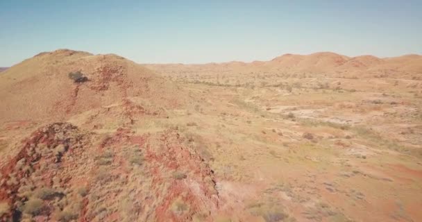 広大なオーストラリア砂漠の山の尾根に沿って飛行する空中ドローン — ストック動画