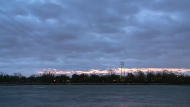 Stürmischer Sonnenaufgang Über Dem Fluss — Stockvideo