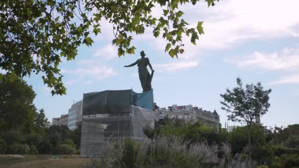 晴れた日にパリの国家広場にある修復中の像のプロフィール写真 — ストック動画