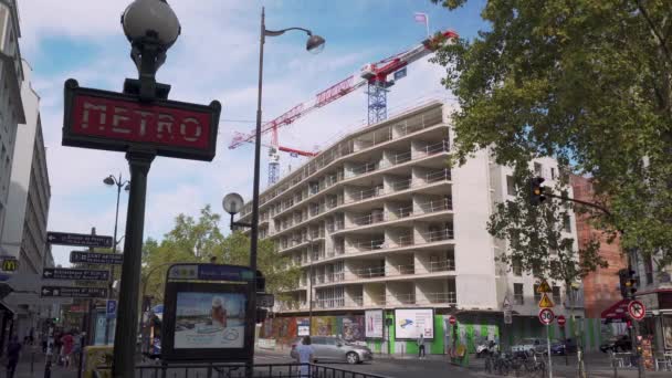 Cartel Metro París Con Edificio Construcción Fondo Coches Pasando — Vídeo de stock