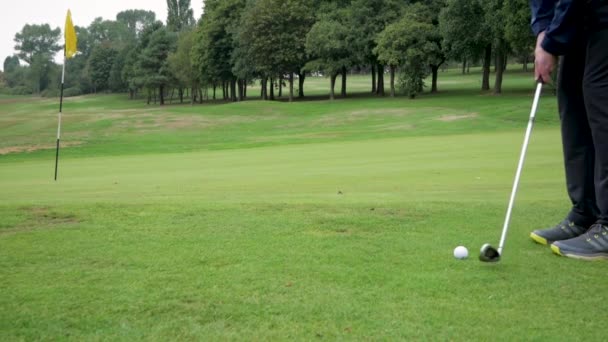 Trage Beweging Korte Chip Schot Het Groen Voorbij Het Gat — Stockvideo