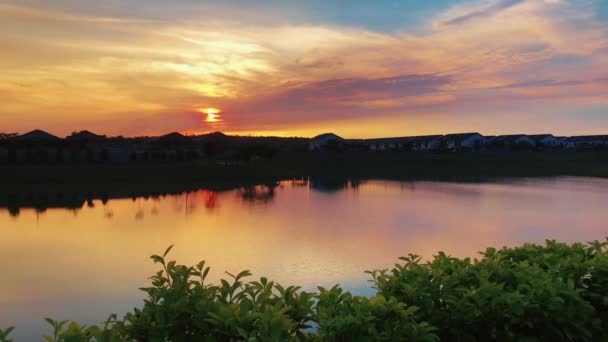 Bella Vista Orange Sunset Riflettere Sul Lago Calmante Parco Ricreativo — Video Stock