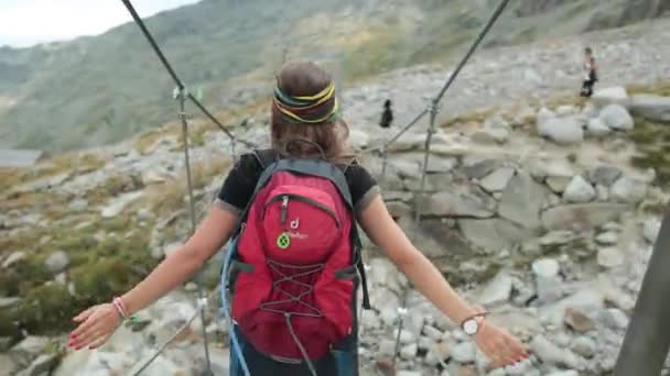 Lány Átsétál Swing Hídon Ausztriában Lövés 60Fps Így Lehet Lassítani — Stock videók