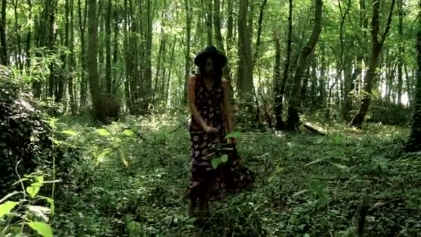 Muda Wanita Trendi Dalam Twirls Gaun Panjang Tengah Hutan — Stok Video