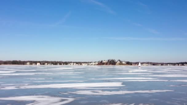 Weitwinkelaufnahme Eines Breiten Gefrorenen Flusses Mit Einem Eissegelboot Das Herumsegelt — Stockvideo