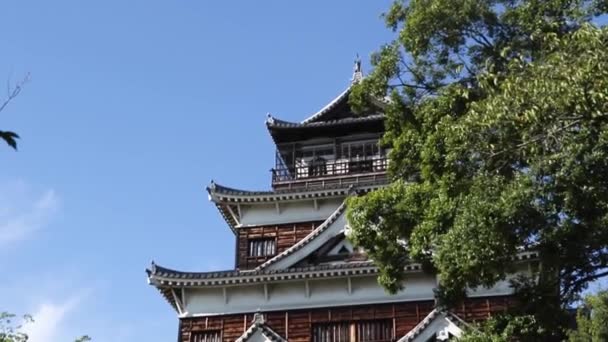 Grote Multistory Japanse Boeddhistische Tempel Met Boom Aan Voorkant Slowmotion — Stockvideo