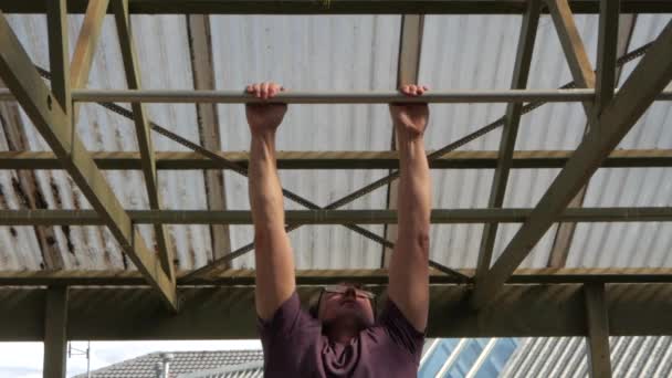 Medelålders Man Gör Chin Ups Främre Vinkel Medeldistansskott — Stockvideo