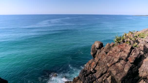 オーストラリア東海岸の岬のシーンの美しい映像 カバリータポイントは有名なゴールドコーストの近くに位置していますが 田舎の町の雰囲気を保持するために道を十分に離れています — ストック動画