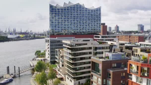 Bulutlu Bir Günde Elbphilharmonie Ile Hamburg Limanının Havadan Görüntüsü — Stok video