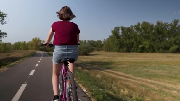 Visão Baixo Ângulo Uma Menina Andando Bicicleta Uma Trilha Bicicleta — Vídeo de Stock