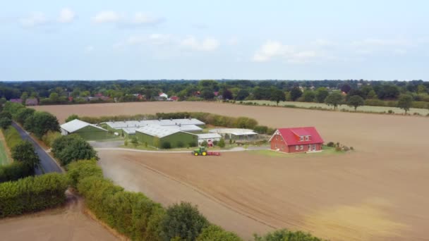 Luftaufnahme Eines Landwirtschaftlichen Feldes Mit Traktor — Stockvideo