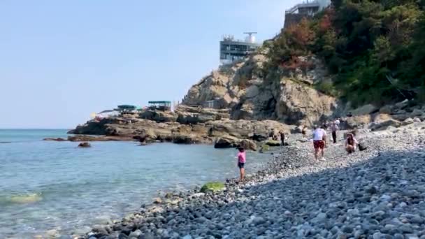 Liten Flicka Kastar Småsten Havet Taejongdae Busan Korea — Stockvideo