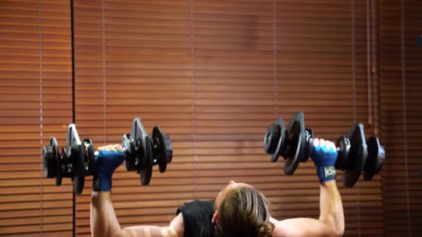 Gewichtheben Mit Kurzhanteln Auf Der Gymnastikbank — Stockvideo