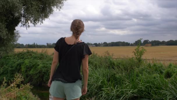 Egy Eljegyzett Egy Egyedülálló Helyen Angol Vidéken Aki Furcsán Néz — Stock videók