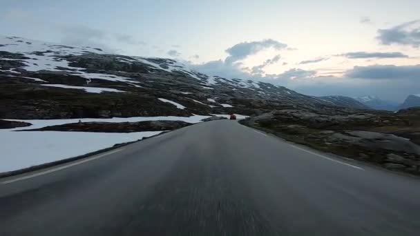 Malownicza Przejażdżka Norweskiej Wsi Innym Pojeździe Jest Śnieg Chmury Zmierzchu — Wideo stockowe