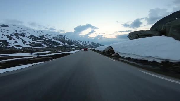 Malownicza Przejażdżka Norweskiej Wsi Innym Pojeździe Jest Śnieg Chmury Zmierzchu — Wideo stockowe